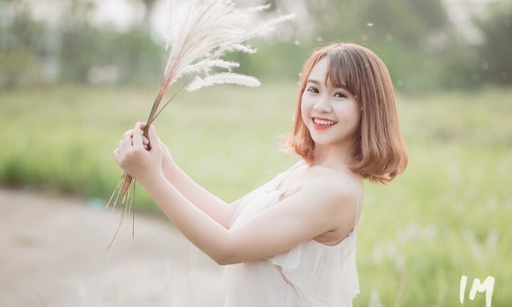 Thiếu nữ Tuyên Quang đẹp tinh khôi giữa cánh đồng lau Hà Nội