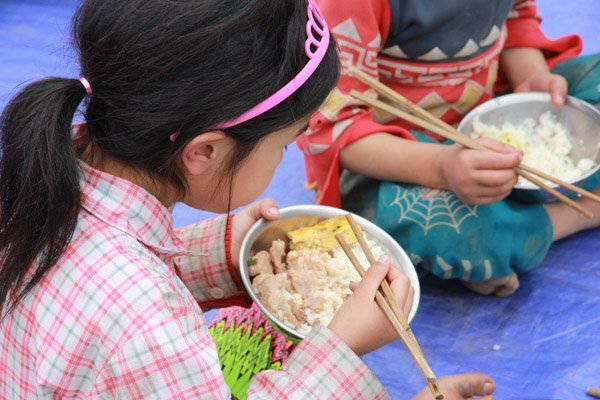 Nơi chỉ có ‘màu trắng của cơm’ đã có màu của thịt, cá