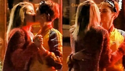 Con gái Michael Jackson hôn say đắm siêu mẫu Cara Delevingne trên phố