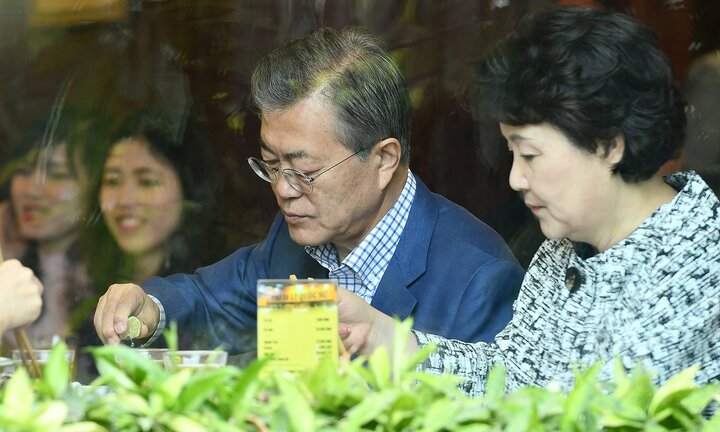 Vợ chồng Tổng thống Hàn Quốc thưởng thức phở bò ở Hà Nội