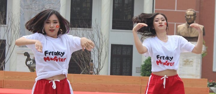 Xem những nữ công an tương lai nhảy dân vũ sôi động như vũ công