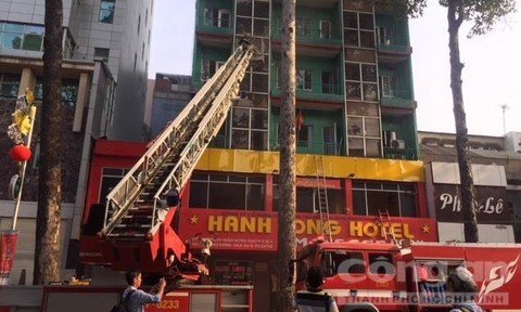 Video: Cảnh sát PCCC đang cứu người trong đám cháy khách sạn ở TP.HCM