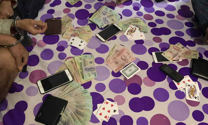 Bắt 4 con bạc sát phạt trong nhà nghỉ ở Huế