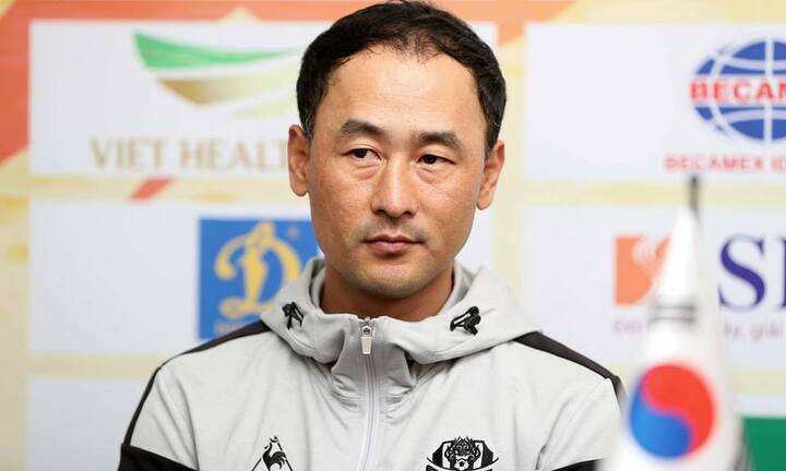 HLV Hàn Quốc: Cầu thủ Việt Nam có thể vươn tầm châu Á