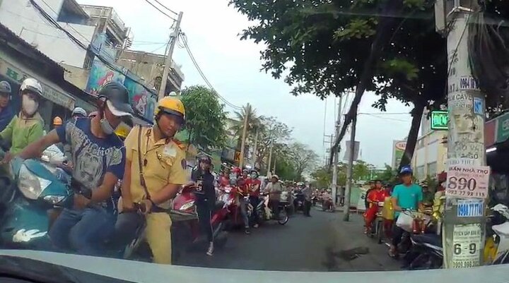 Clip: CSGT đi bộ dẫn đường cho tài xế ô tô thoát đoạn đường tắc