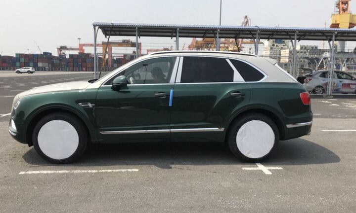 Cận cảnh siêu xe Bentley Bentayga vừa về Việt Nam