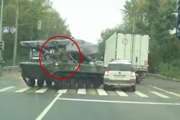 Video: Xe bọc thép Nga bẻ lái quá đà, đâm nát hông ô tô người dân