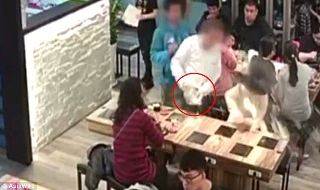 Clip: Xõa tóc khi ăn lẩu, người phụ nữ bị hất nước sôi vào mặt