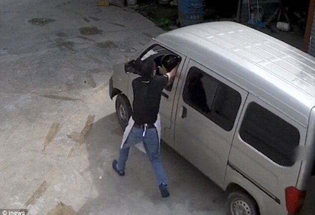 Video: Đuổi theo xe trộm chó, người đàn ông bị kéo lê hàng chục mét, chết thương tâm