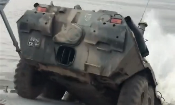 Video: Xem xe bọc thép BTR-82A lao thẳng xuống biển từ tàu đổ bộ