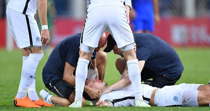 'Messi Thái' sút bóng khiến đội trưởng tuyển Slovakia suýt cắn lưỡi trên sân