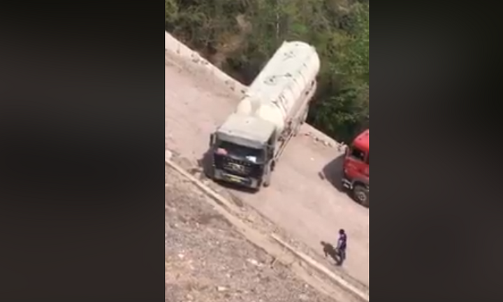 Video: Thót tim nhìn xe bồn quay đầu bên mép vực thẳm