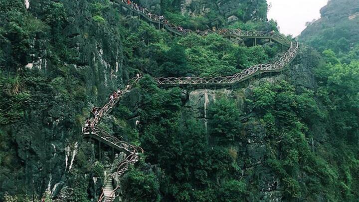 Phong tỏa, cảnh báo khách không đến công trình trái phép 'Tràng An cổ'