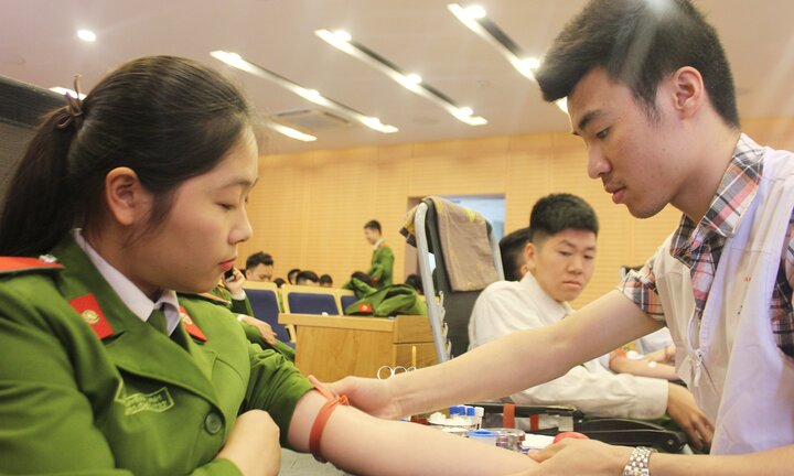 Hàng trăm học viên cảnh sát tham gia ‘Ngày hội hiến máu thanh niên’ 2018