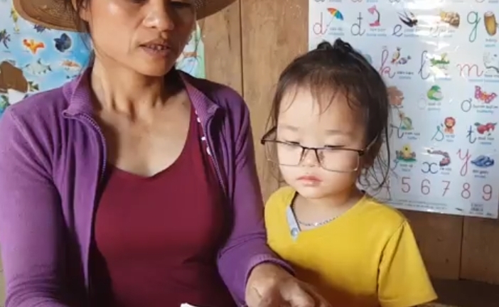 Bé gái 3 tuổi ở Đắk Nông đọc báo vanh vách