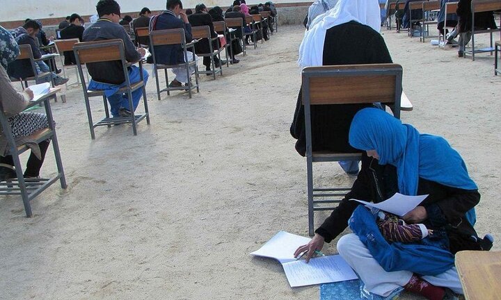 Bà mẹ trẻ vừa dỗ con khóc vừa làm bài thi đại học