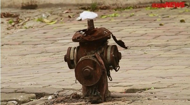 Ngao ngán nhìn những trụ chữa cháy hoen gỉ, mục gần hết ở các chung cư Hà Nội