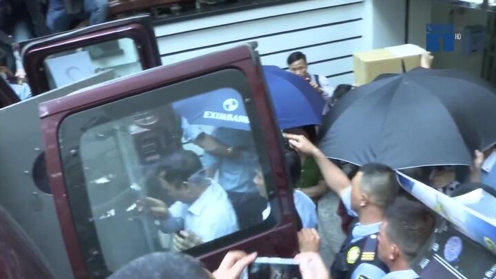 Video: Bắt 2 nữ nhân viên ngân hàng Eximbank liên quan vụ mất 245 tỷ đồng