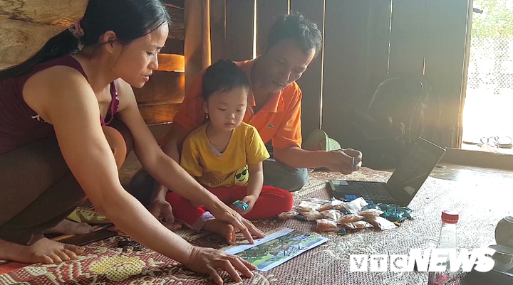 Video: Bé gái 3 tuổi ở Đắk Nông đọc sách báo vanh vách