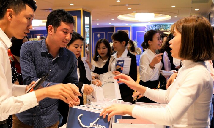 Gia đình trẻ 'chen chân' dự lễ ra mắt căn hộ Smart 4.0 dự án ICID Complex