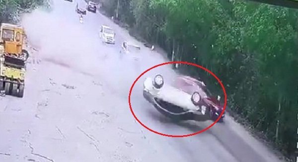 Clip: Vượt phải tốc độ cao, ô tô con lộn nhào thảm khốc ở Hà Nội