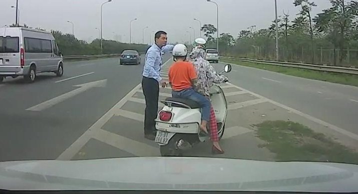 Clip: Phụ nữ đi xe máy lạc vào cao tốc và hành động ấm lòng của tài xế ô tô