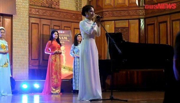 Video: Đêm hội quy tụ nhan sắc rực rỡ nhất Học viện Âm nhạc Quốc gia Việt Nam