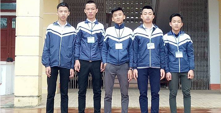 5 nam sinh trả lại gần 15 triệu đồng cho người đánh rơi