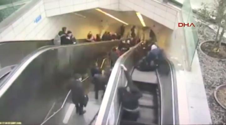 Video: Thang cuốn gặp sự cố, 'nuốt' luôn khách bộ hành