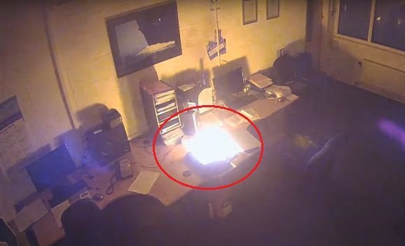 Clip: Laptop sạc qua đêm phát nổ, thiêu rụi cả văn phòng