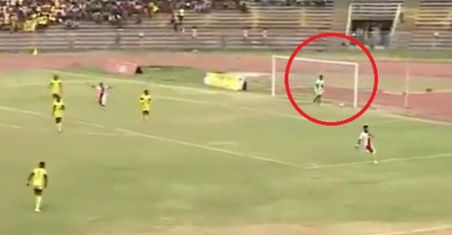 Video: Thủ môn tự tay ném bóng dâng chiến thắng cho đối thủ