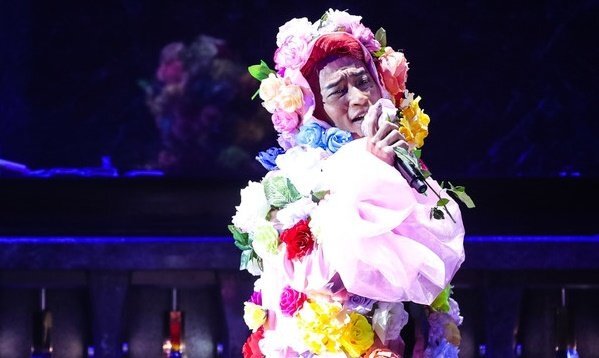 Tài tử 'Hoàn Châu cách cách' lại gây sốc khi mặc váy hoa