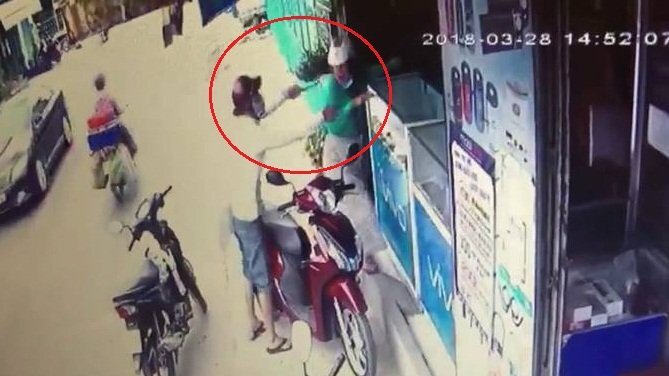 Clip: Côn đồ dí dao dọa cô gái, cướp điện thoại giữa ban ngày ở Sài Gòn