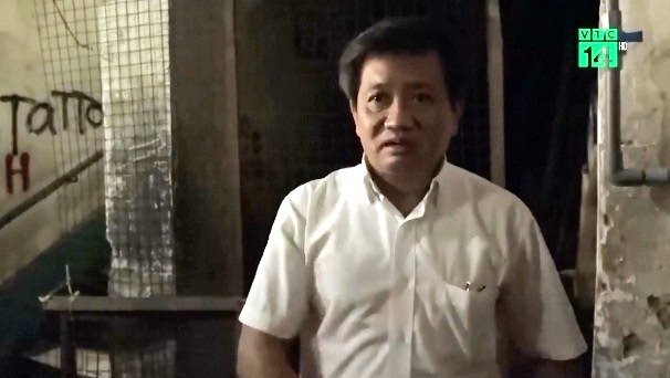 Video: Ông Đoàn Ngọc Hải đi dọn dẹp lối thoát hiểm ở hàng loạt chung cư