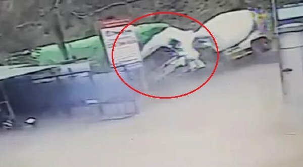 Clip: Xe bồn lao sang làn ngược chiều, tông xe tải thảm khốc ở Hà Giang