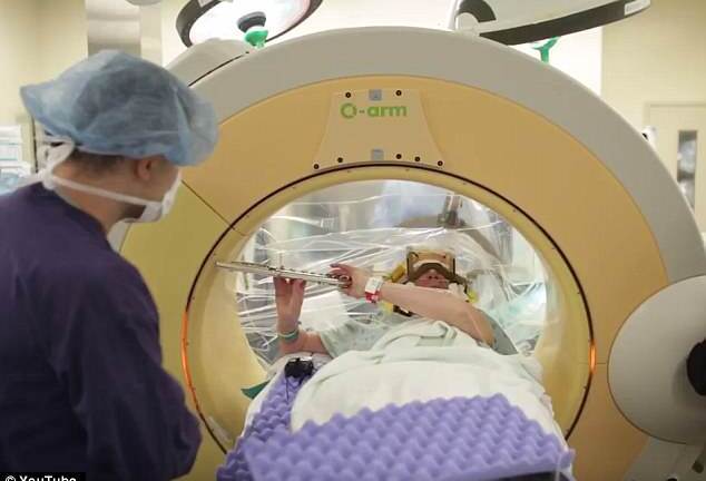 Video: Kinh ngạc người phụ nữ vừa thổi sáo vừa phẫu thuật não