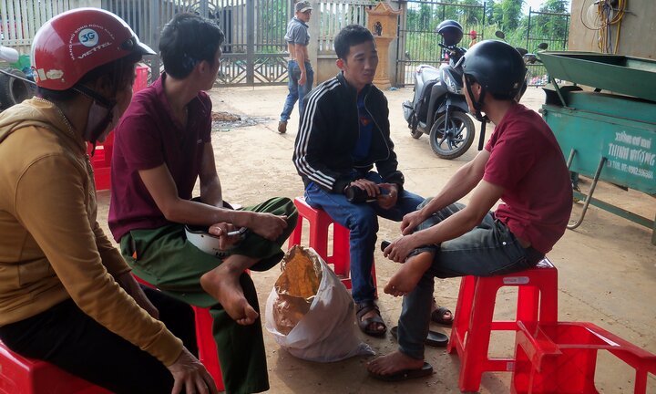 Nghi công ty ký gửi sắp vỡ nợ, người dân kéo đến 'giăng màn' đòi nợ