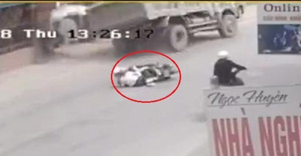 Clip: Tránh 2 cô gái ngã xe máy, xe tải bẻ lái đâm ô tô con rồi lật nhào ở Hải Phòng