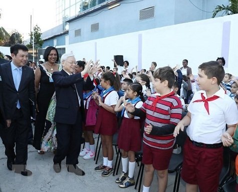 Tổng Bí thư thăm Trường Tiểu học Võ Thị Thắng ở La Habana