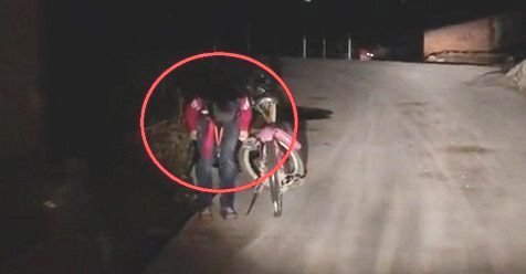 Clip: Bé trai cúi gập người cảm ơn tài xế ô tô soi đèn cho mình giữa đêm tối