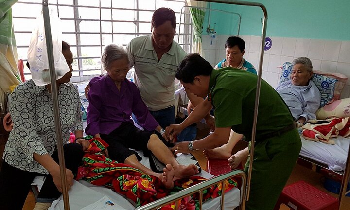 Công an đến tận giường bệnh làm chứng minh nhân dân cho cụ bà 80 tuổi