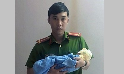 Bé gái sơ sinh còn nguyên dây rốn bị bỏ rơi bên đường ở Quảng Ninh
