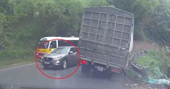 Clip: Mazda CX-5 vượt kiểu 'giết người' trên đèo hẹp, xe tải suýt lật xuống vực
