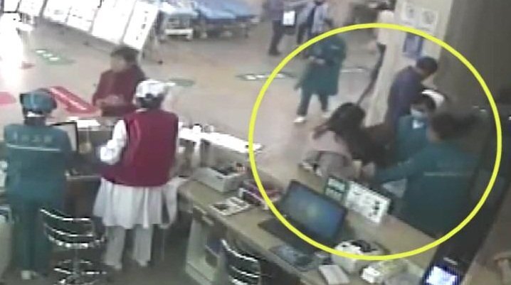 Video cụ già cúi đầu, quỳ gối cảm tạ nam y tá gây sốt mạng xã hội