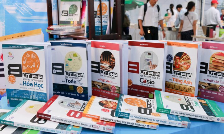 Review trọn bộ sách 'Bứt phá điểm thi THPTQG 2018'