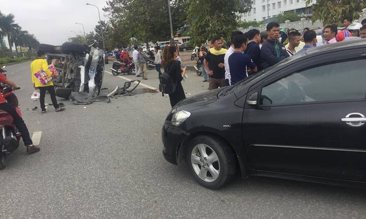 Đâm xe bác sĩ trước cổng bệnh viện ở Nghệ An, ô tô biển xanh lật nhào