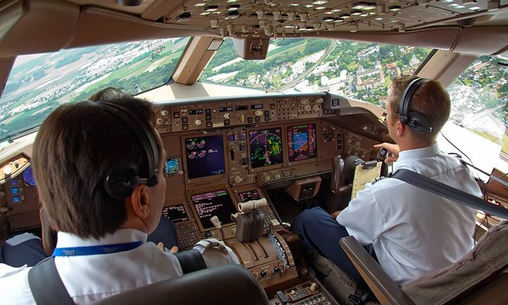 Làm thế nào khi phi công đột tử lúc đang bay?