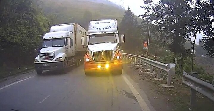 Clip: Container vượt ẩu trên đèo hẹp, suýt đâm vào xe ngược chiều