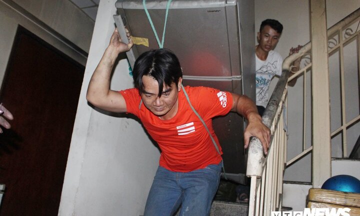 Cháy chung cư Carina ở TP.HCM: Dân sống tạm bợ, vạ vật tầng trệt như người vô gia cư