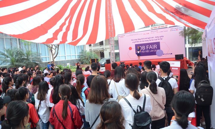 Hàng nghìn học sinh tham dự ngày hội việc làm trường Đại học Luật Hà Nội